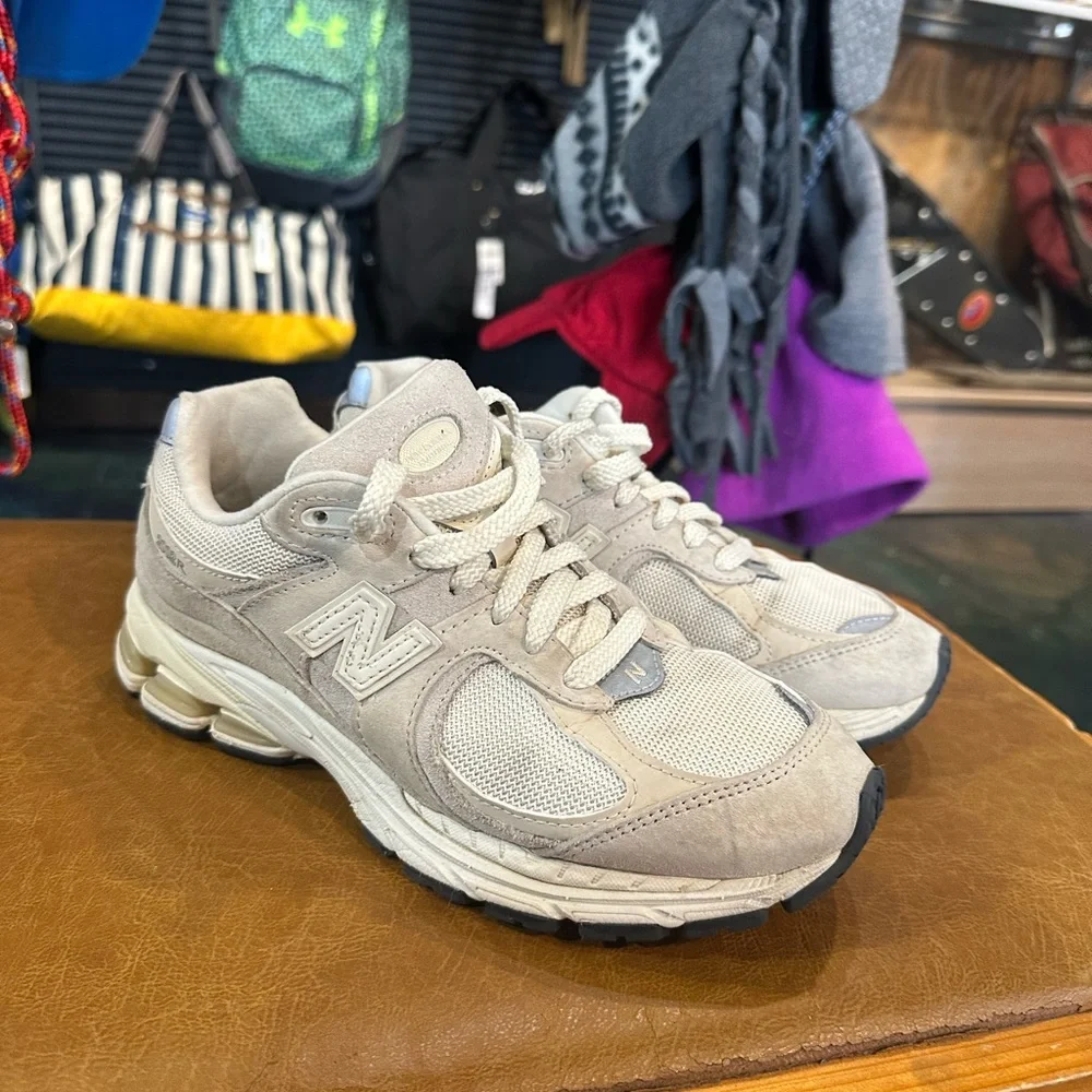 New Balance 2002 R - Picture 1 of 4